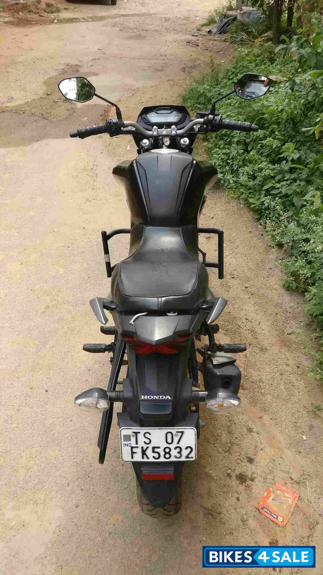 Black Honda CB Hornet 160R Black Honda CB Hornet 160R