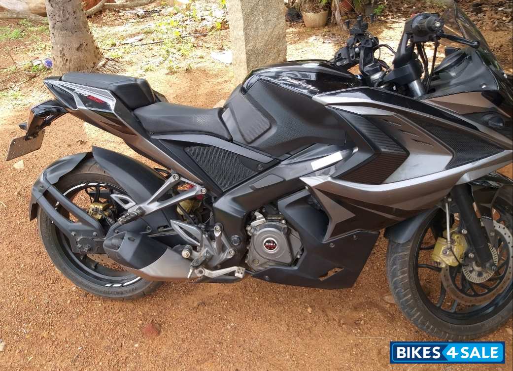Black And Grey Bajaj Pulsar RS 200 ABS