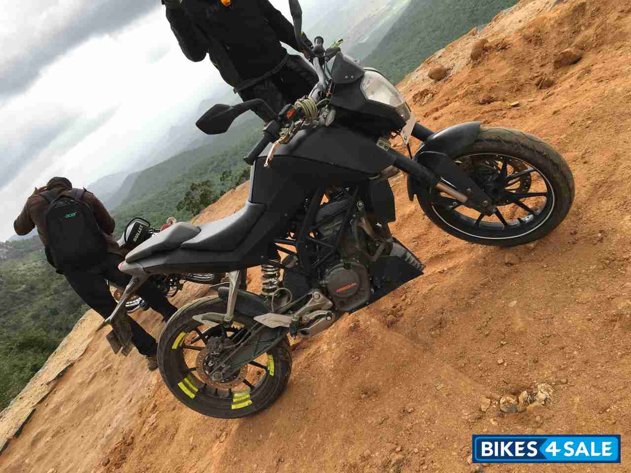 Matte Black KTM Duke 200