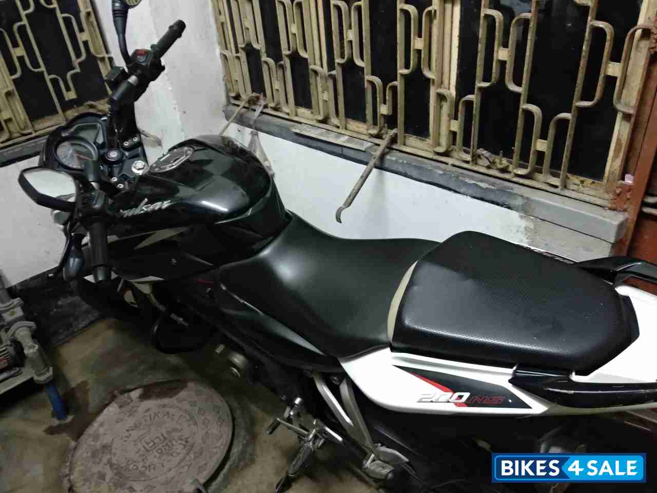 Black & White Bajaj Pulsar 200 NS Black & White Bajaj Pulsar 200 NS