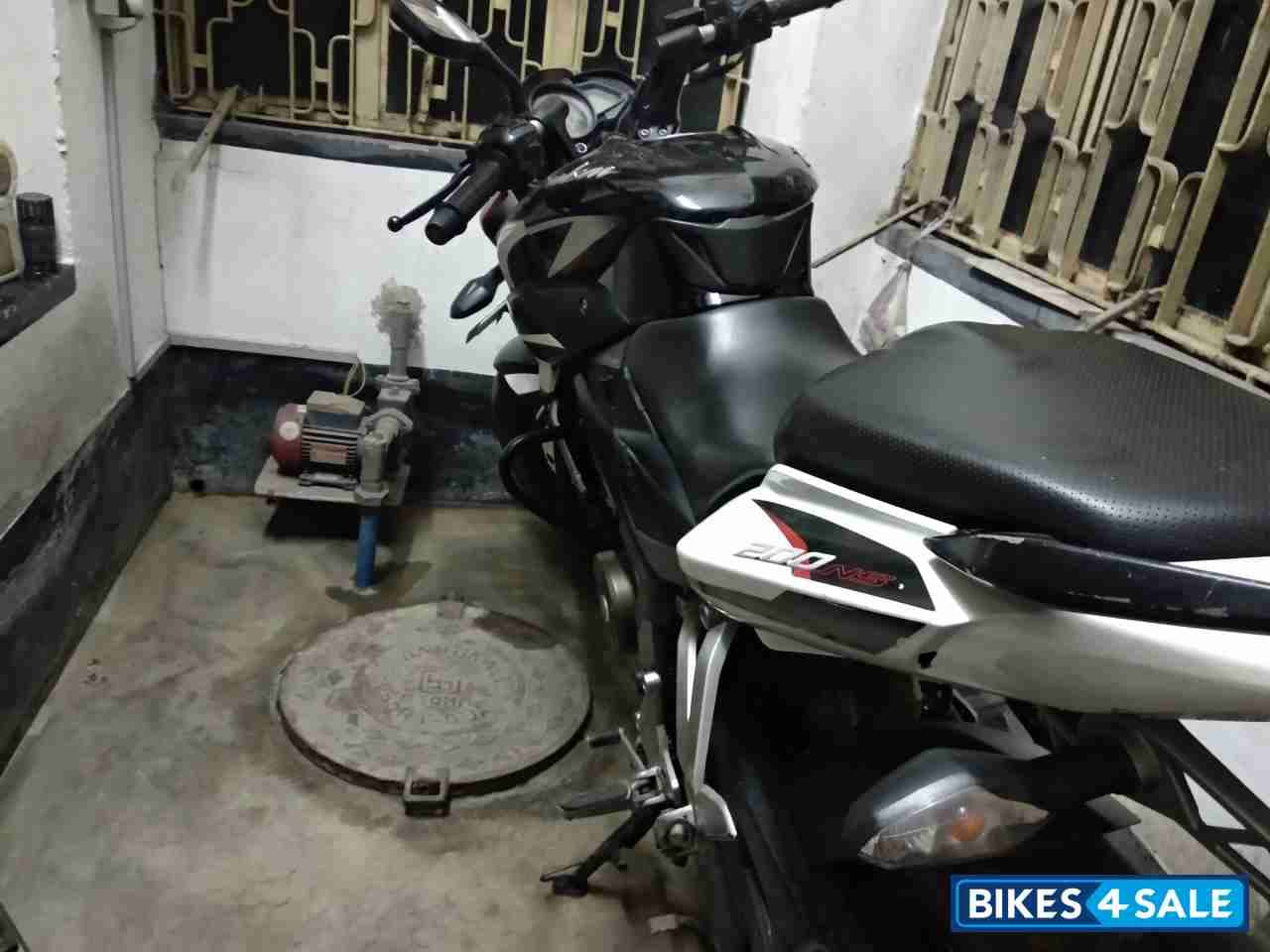 Black & White Bajaj Pulsar 200 NS Black & White Bajaj Pulsar 200 NS