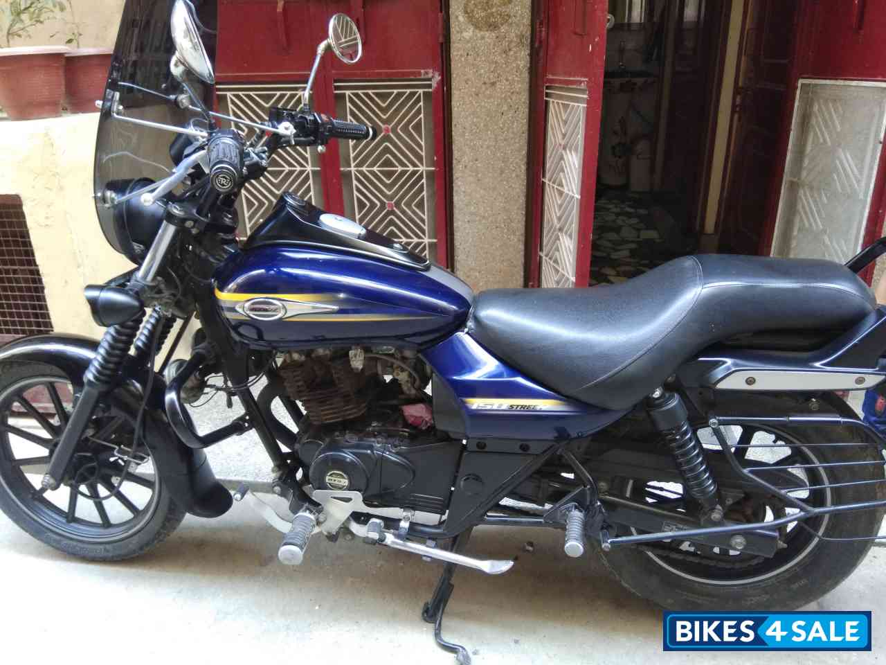 Blue Bajaj Avenger Street 150