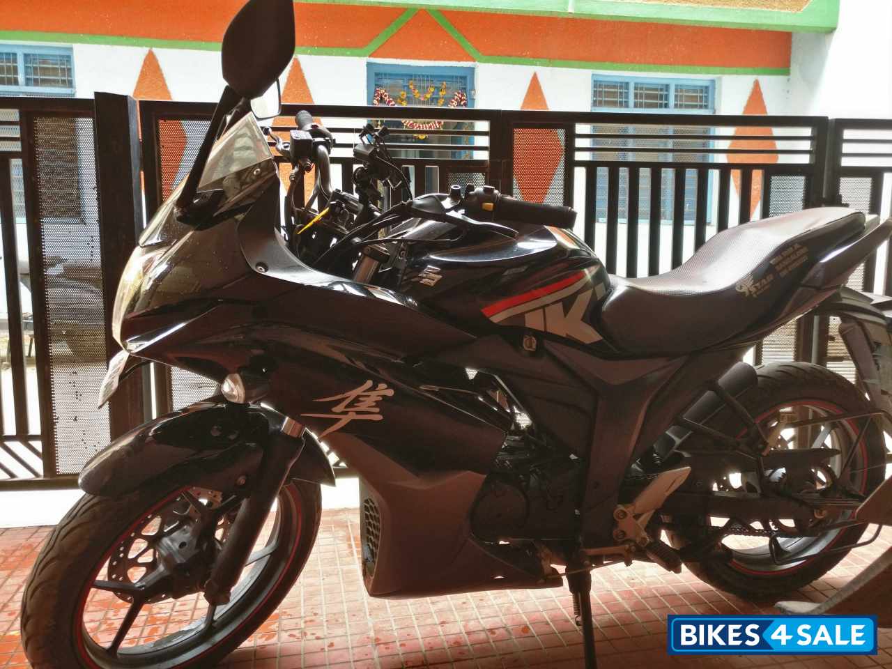 Black Suzuki Gixxer SF