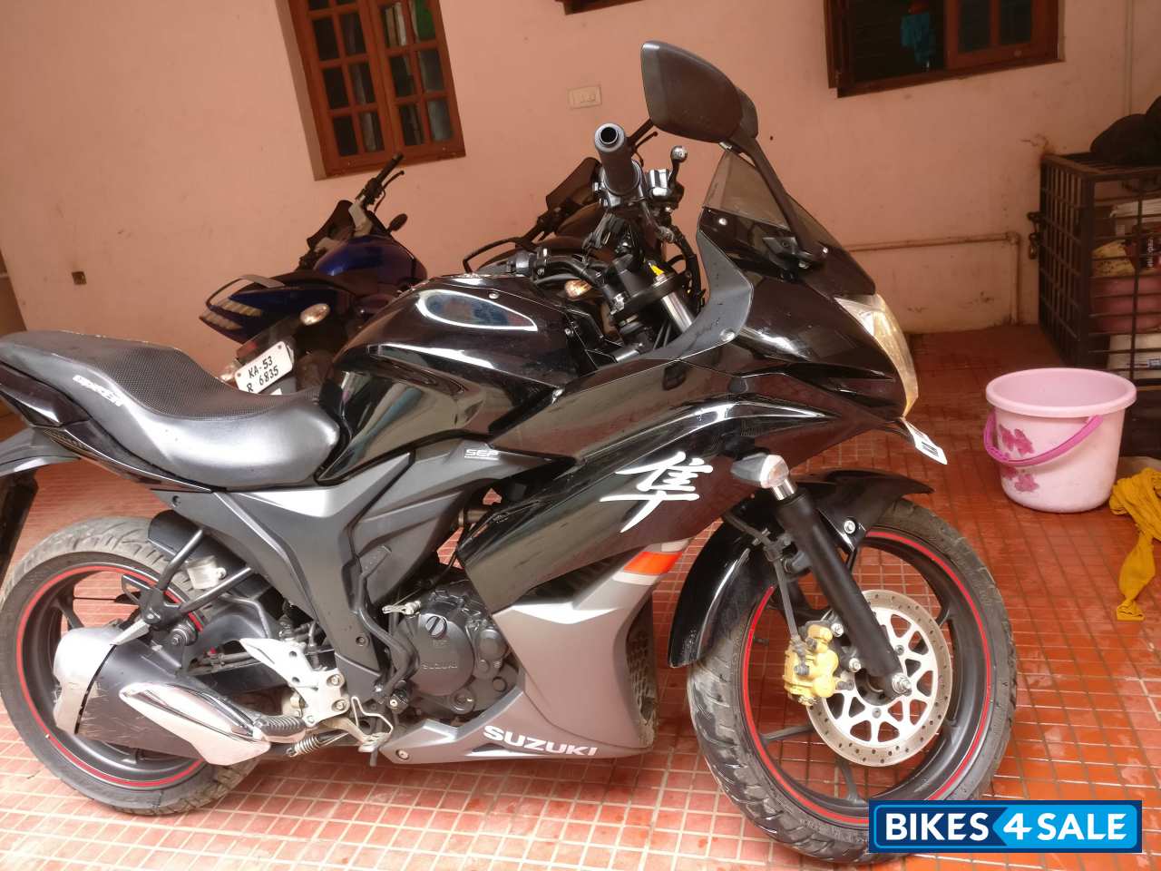 Black Suzuki Gixxer SF