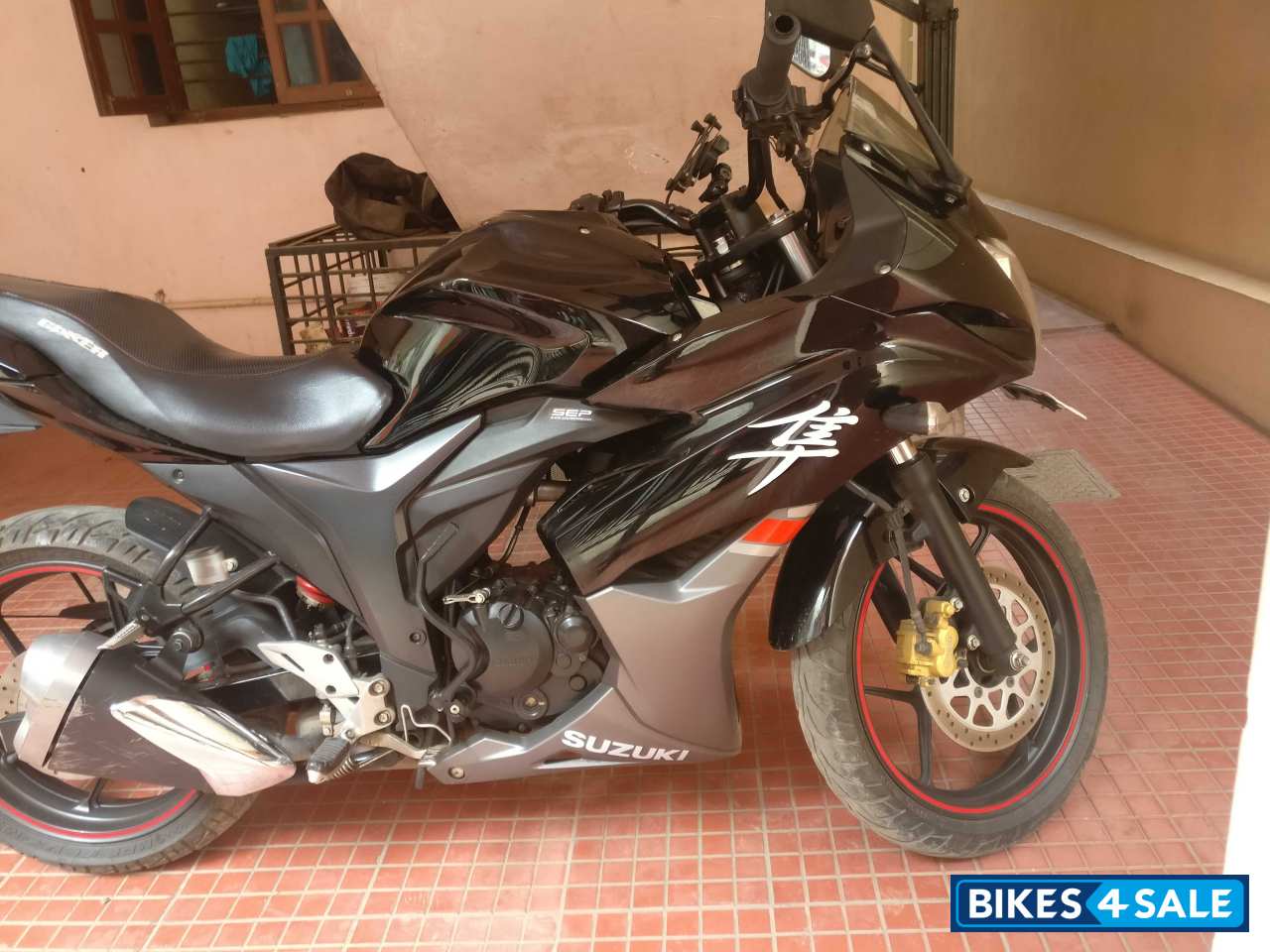 Black Suzuki Gixxer SF