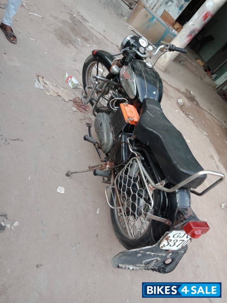 Black Royal Enfield Bullet Machismo 350 Old