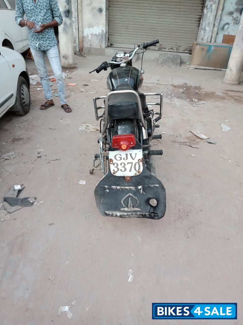 Black Royal Enfield Bullet Machismo 350 Old