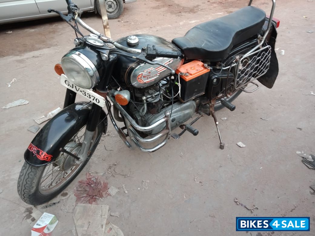 Black Royal Enfield Bullet Machismo 350 Old