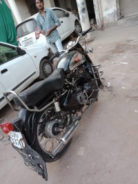 Black Royal Enfield Bullet Machismo 350 Old