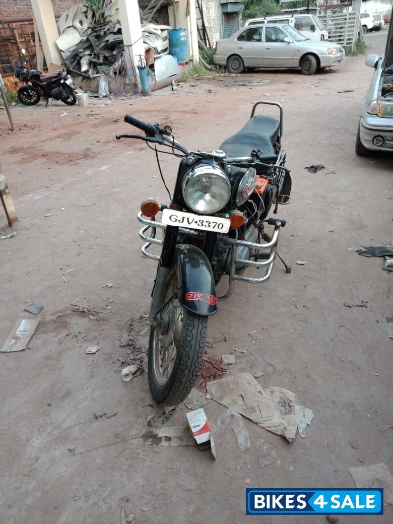 Black Royal Enfield Bullet Machismo 350 Old