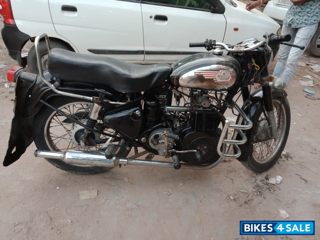 Black Royal Enfield Bullet Machismo 350 Old