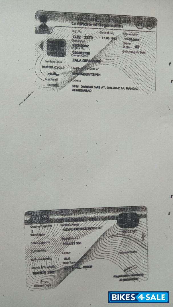 Black Royal Enfield Bullet Machismo 350 Old