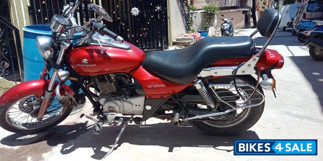 Red Bajaj Avenger 220 DTS-i