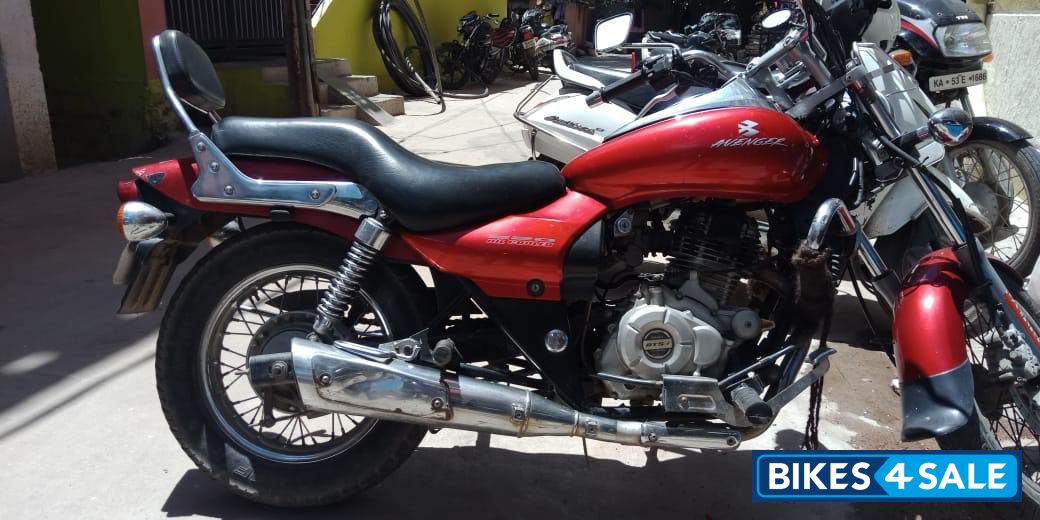 Red Bajaj Avenger 220 DTS-i