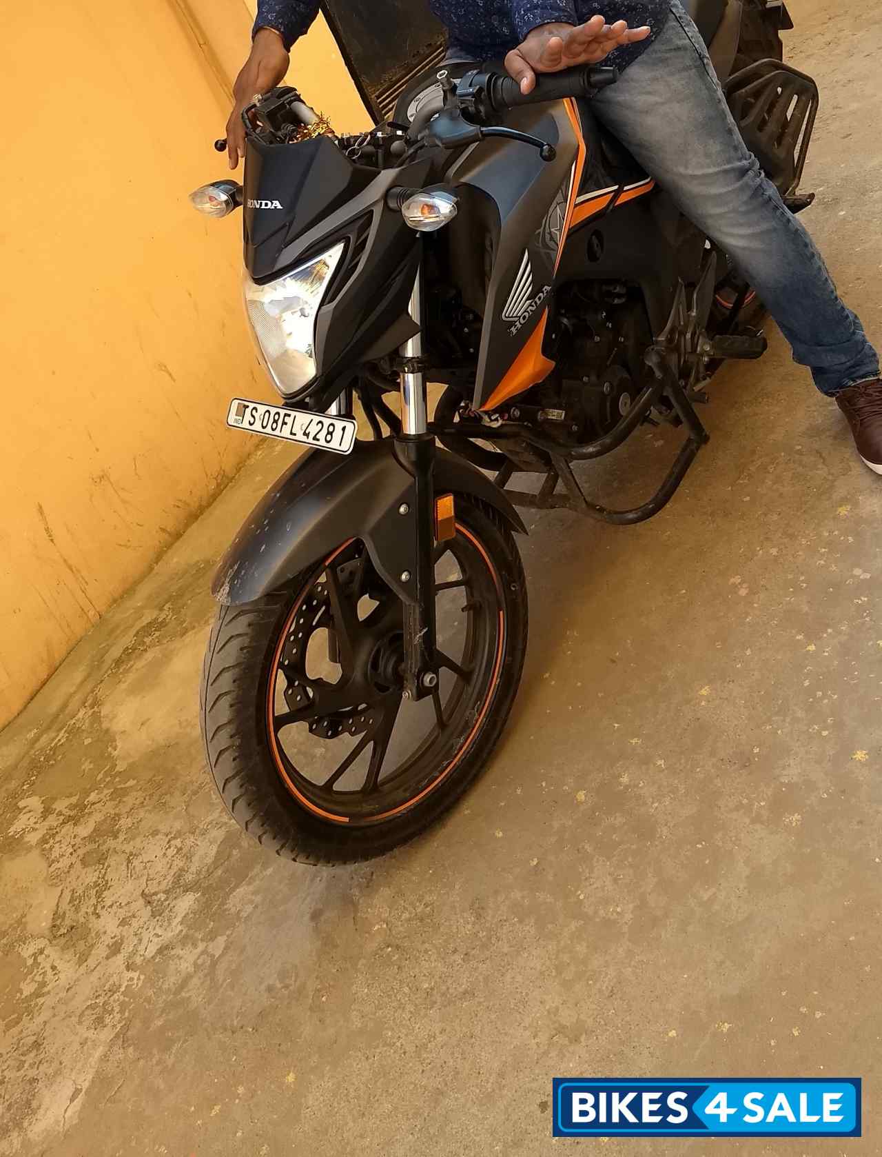 Orange Honda CB Hornet 160R ABS Orange Honda CB Hornet 160R ABS