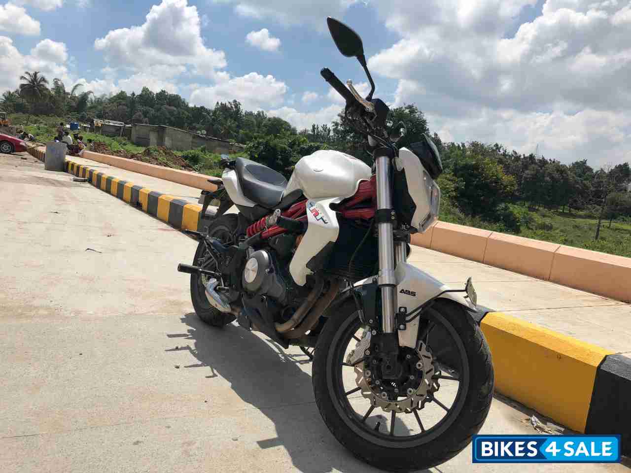 White Benelli TNT 300