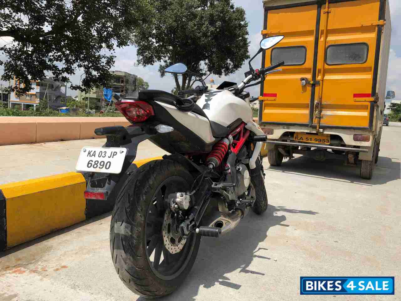 White Benelli TNT 300