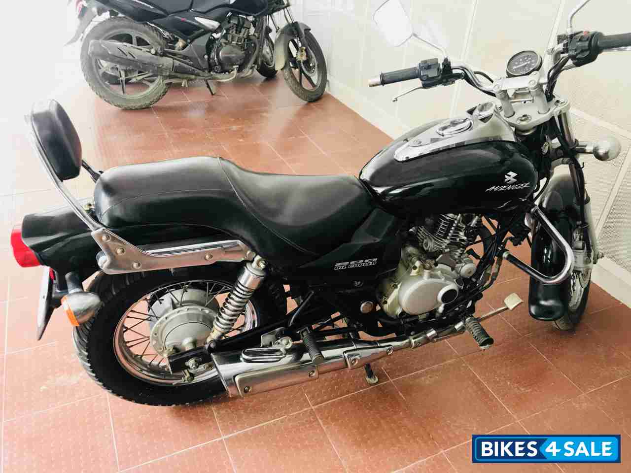 Bajaj Avenger 200 DTS-i