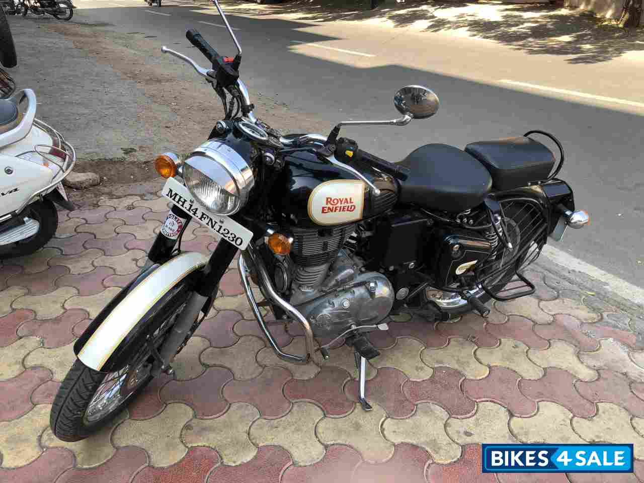 Black Royal Enfield Bullet Standard 500