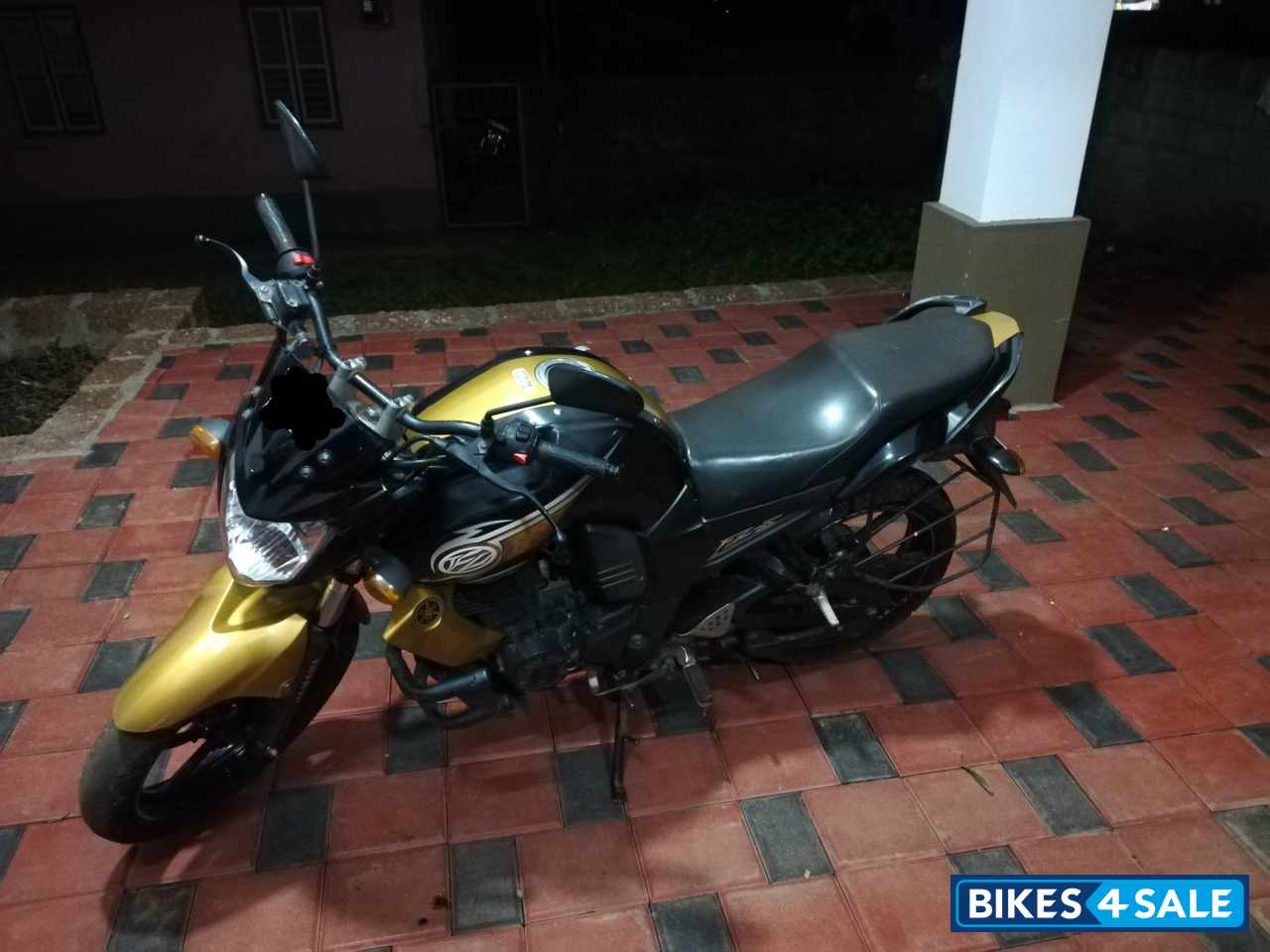 Golden Yamaha FZ-S