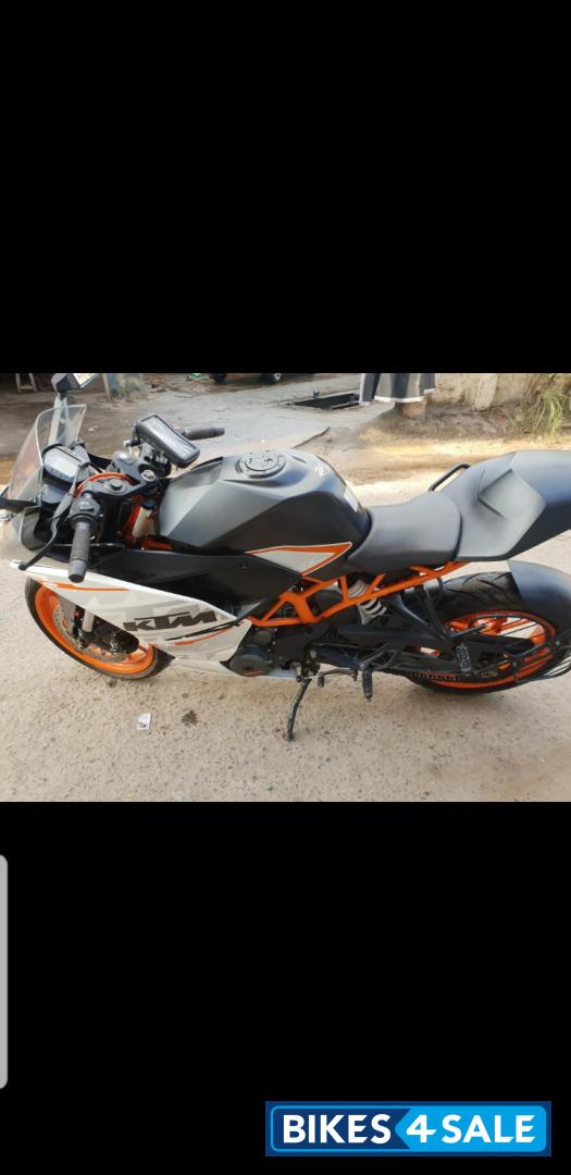 White KTM RC 390