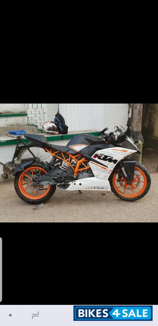White KTM RC 390