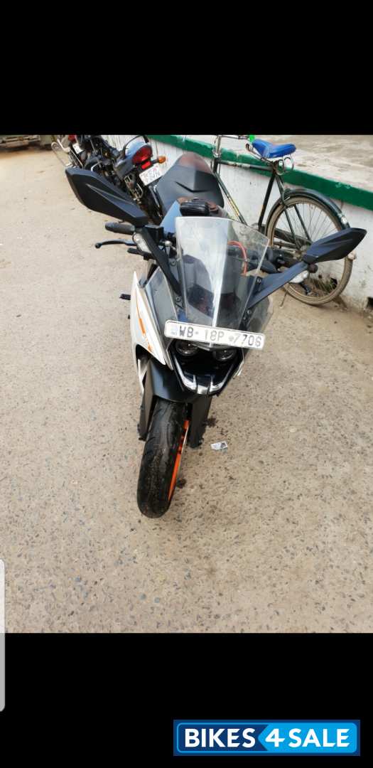 White KTM RC 390