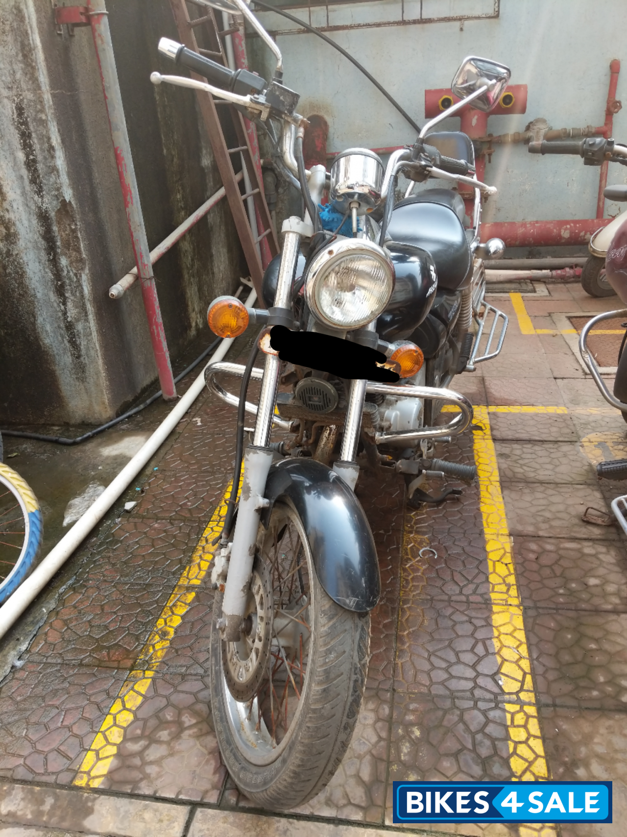 Black Bajaj Avenger 200 DTS-i