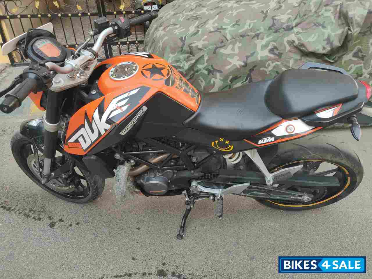 Orange KTM Duke 200