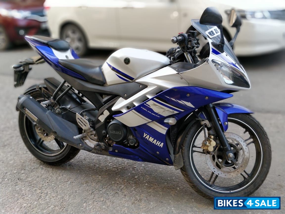 White-blue Special Edition Yamaha YZF R15 V2