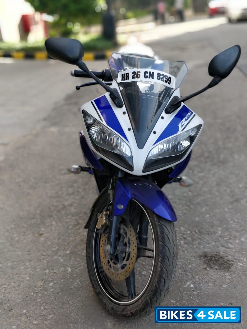 White-blue Special Edition Yamaha YZF R15 V2