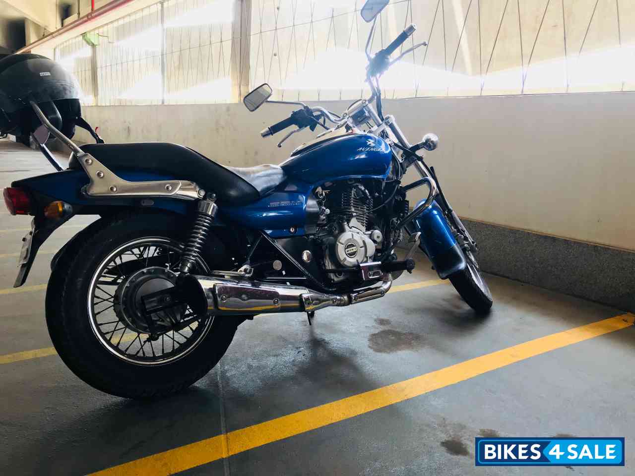 Plasma Blu Bajaj Avenger 220 DTS-i