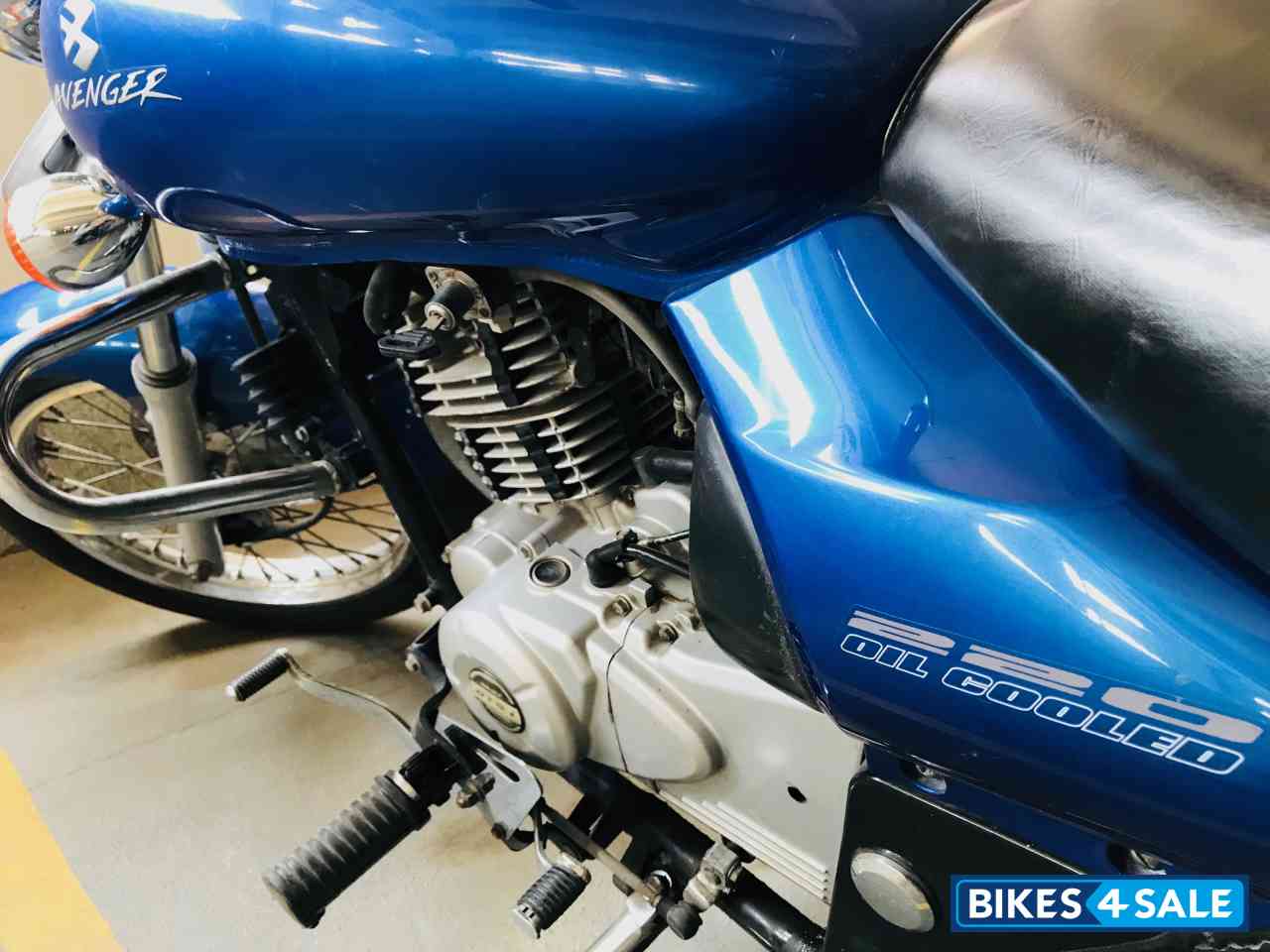 Plasma Blu Bajaj Avenger 220 DTS-i