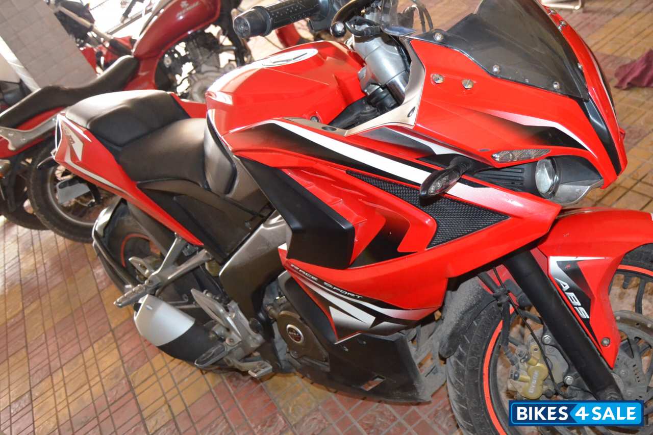 Bajaj Pulsar RS 200 ABS