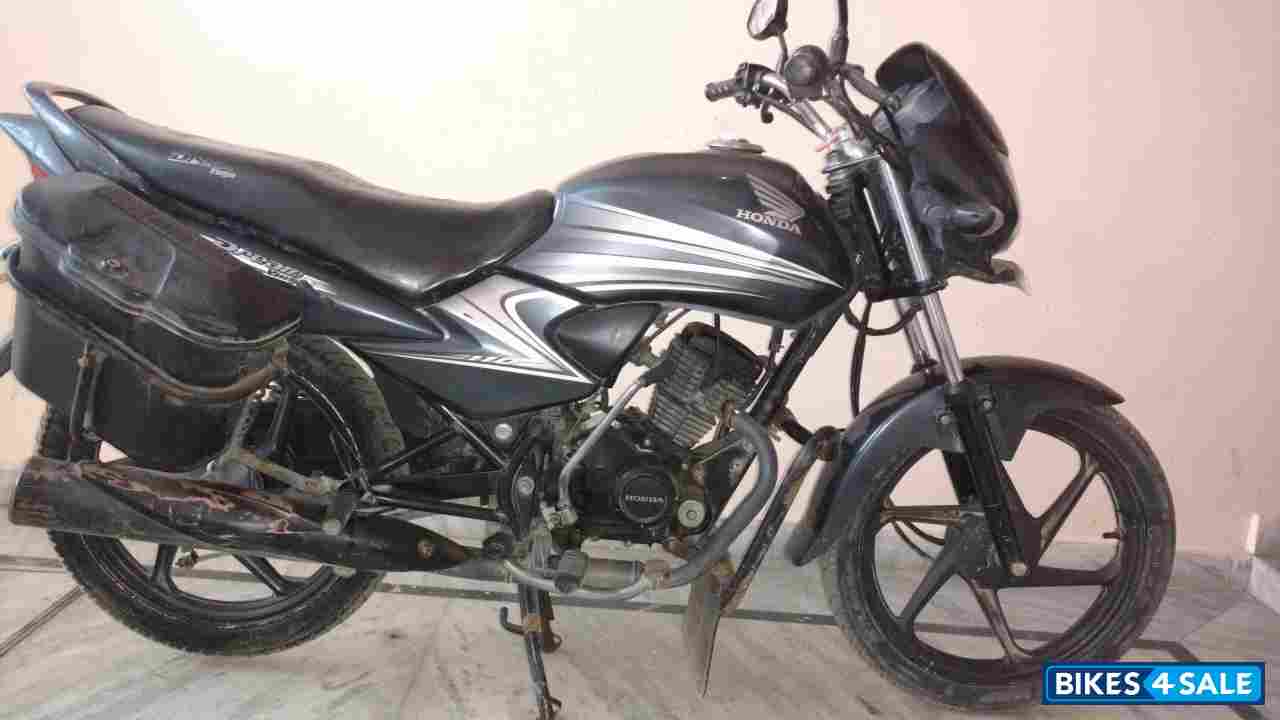 Grey Honda Dream Yuga