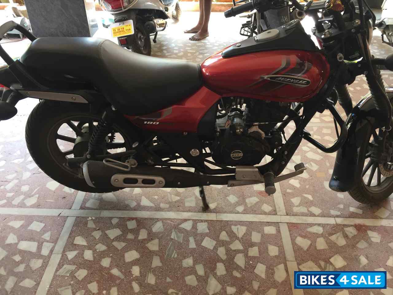 Red Bajaj Avenger Street 180