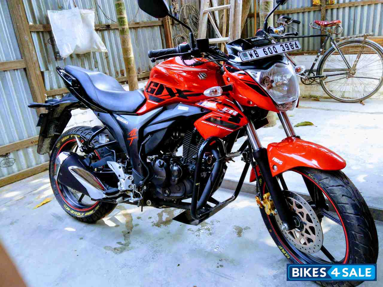 Red Suzuki Gixxer 150