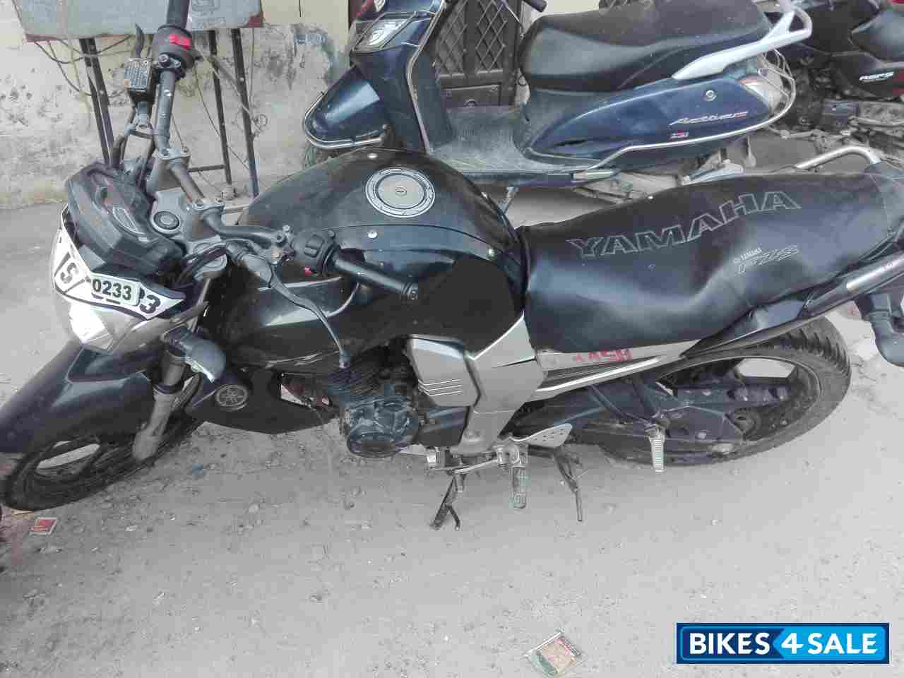 Black Yamaha FZ16