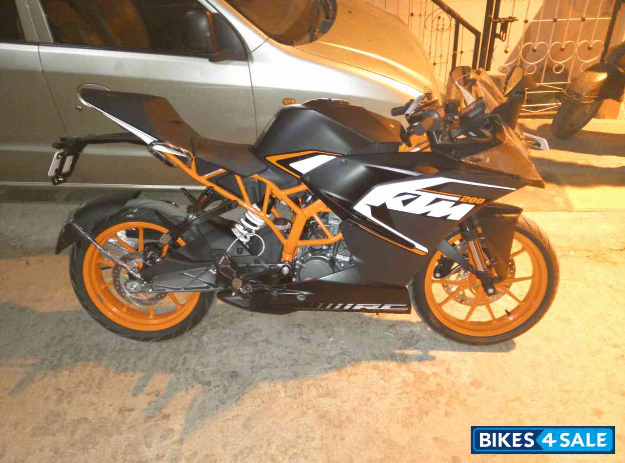 Black KTM RC 200