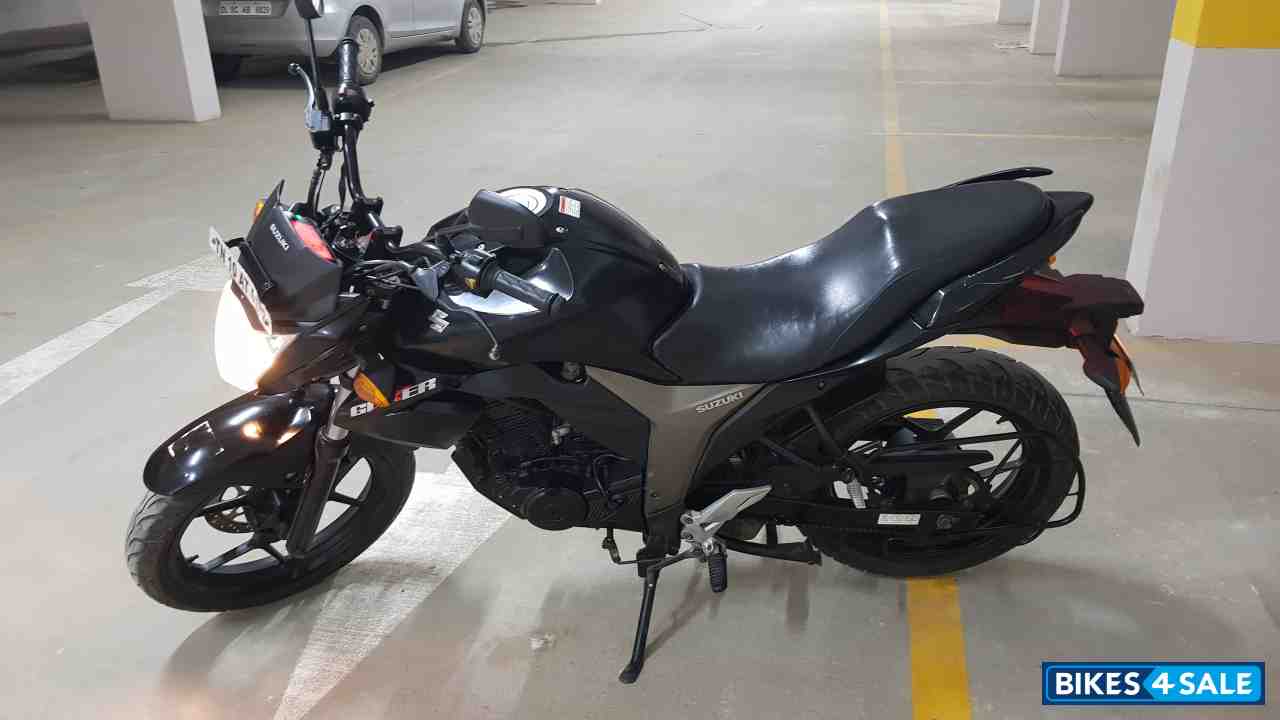 Black Suzuki Gixxer 150