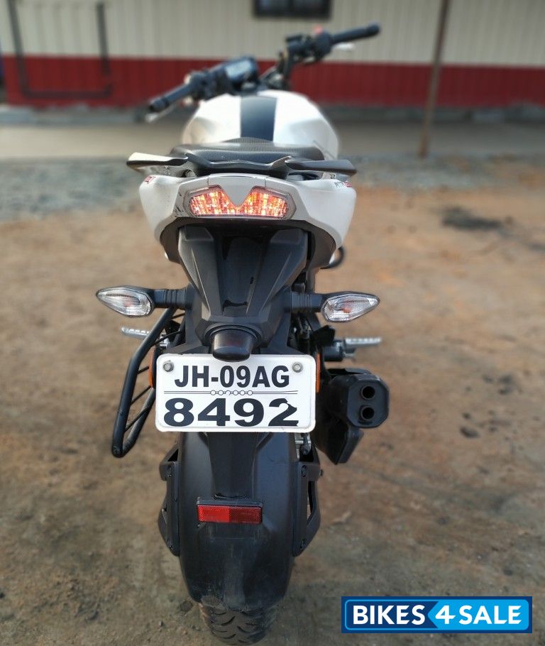 Pearl White TVS Apache RTR 200 4V Pearl White TVS Apache RTR 200 4V