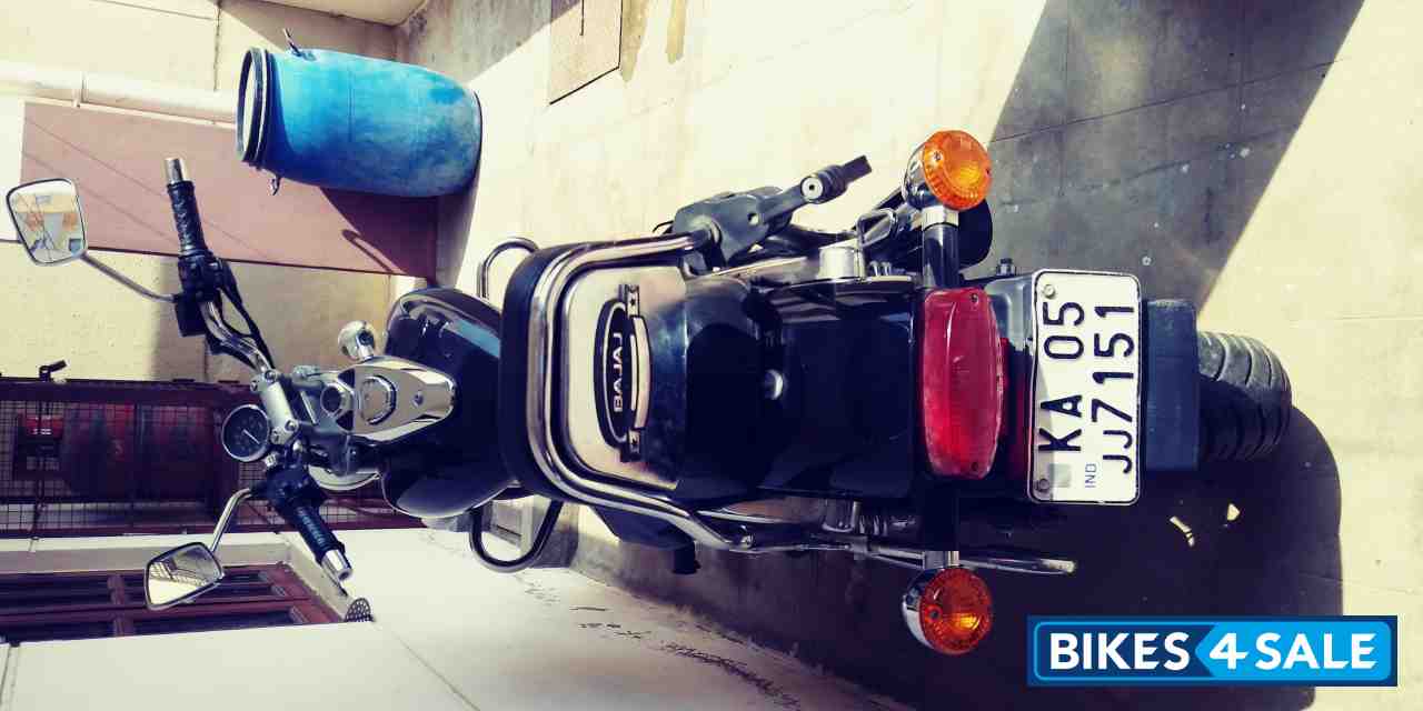 Black Bajaj Avenger 220 DTS-i