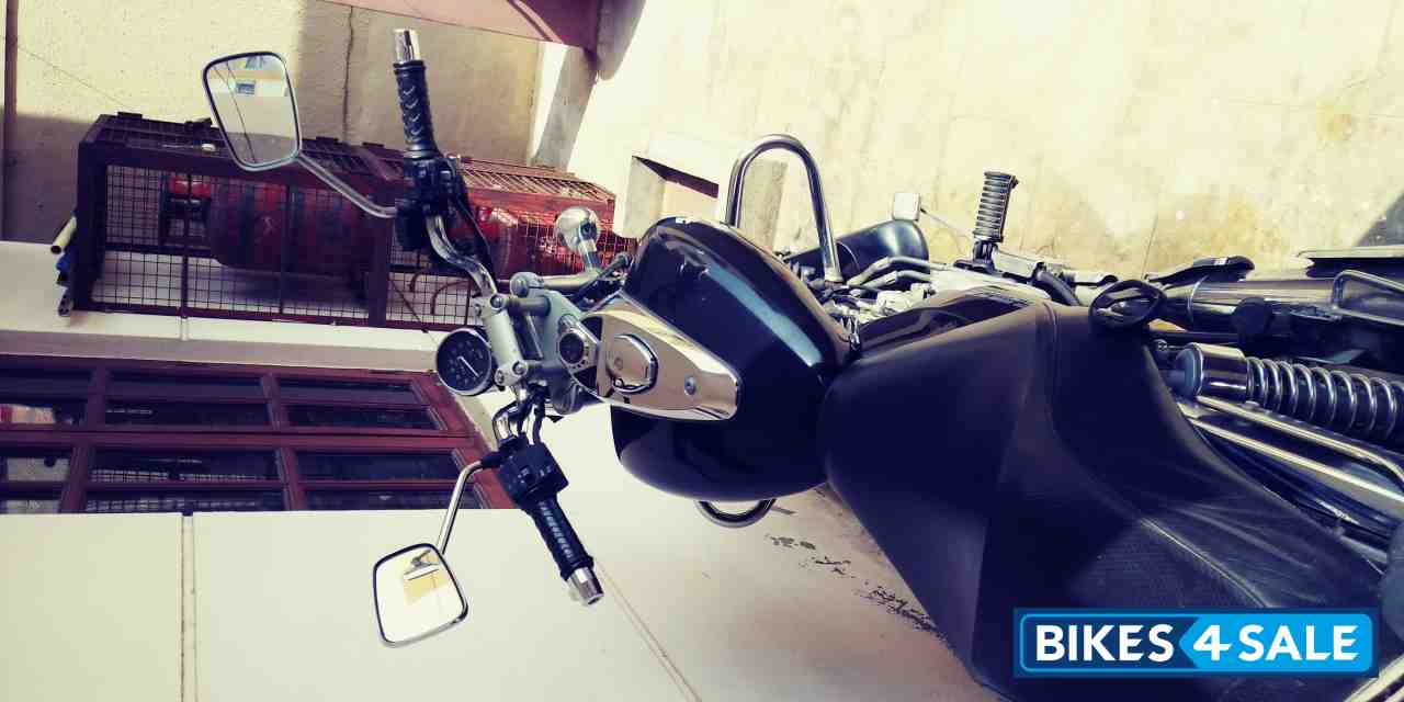 Black Bajaj Avenger 220 DTS-i