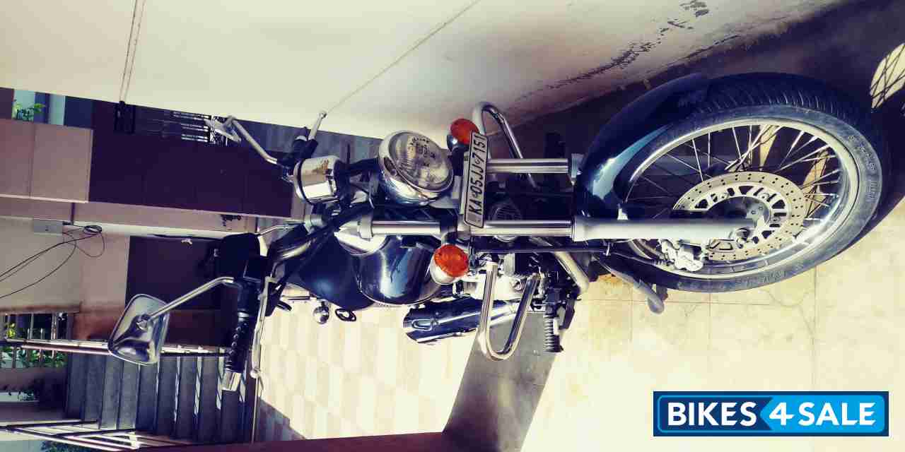 Black Bajaj Avenger 220 DTS-i