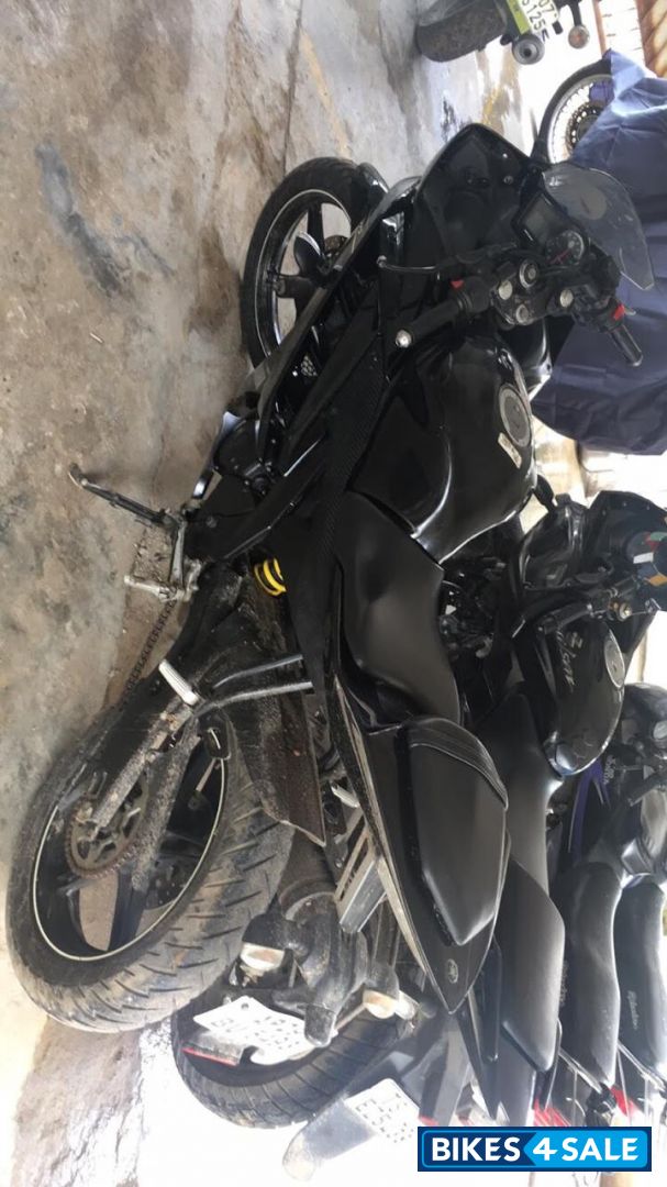 Black Yamaha YZF R15