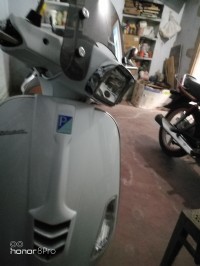 Pearl White Vespa SXL 125