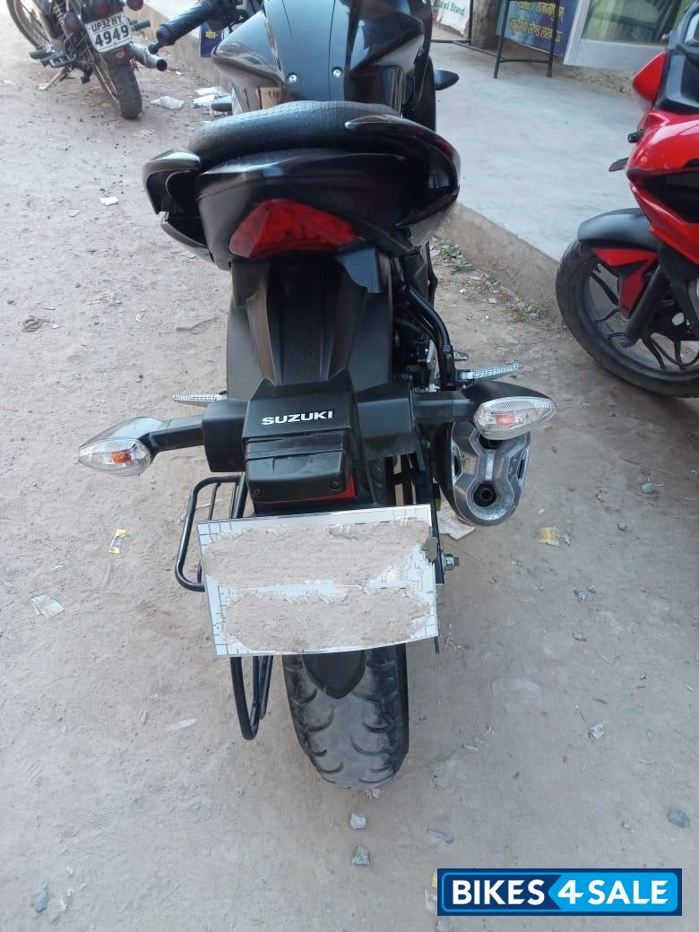 Black Suzuki Gixxer SF