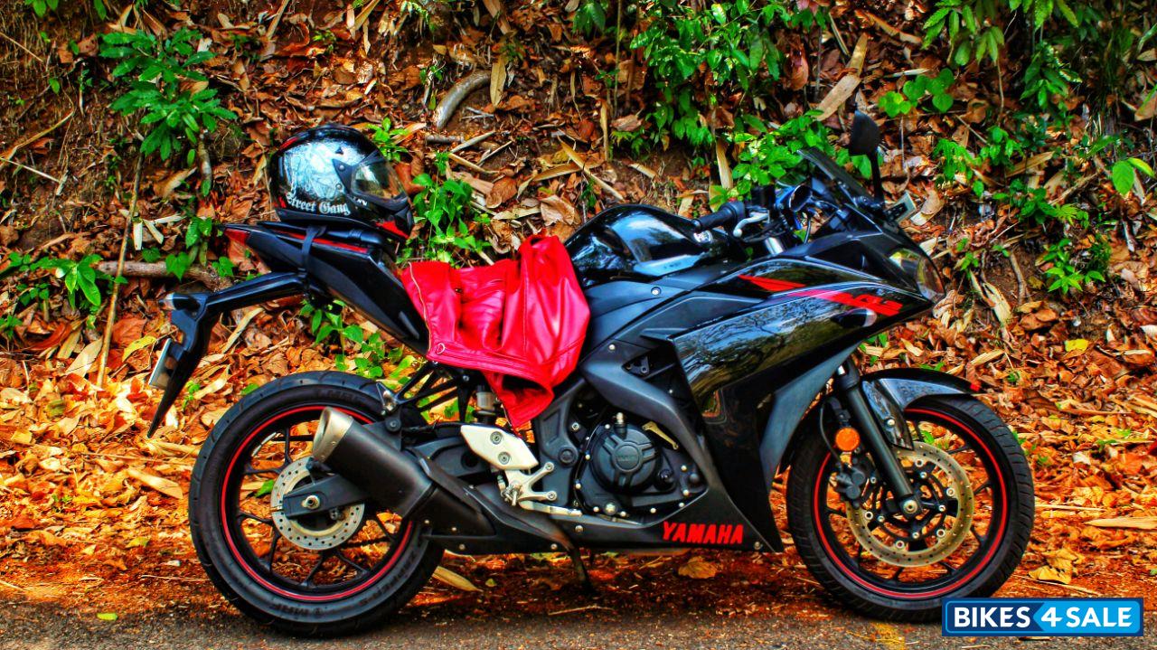 Black Yamaha YZF R3