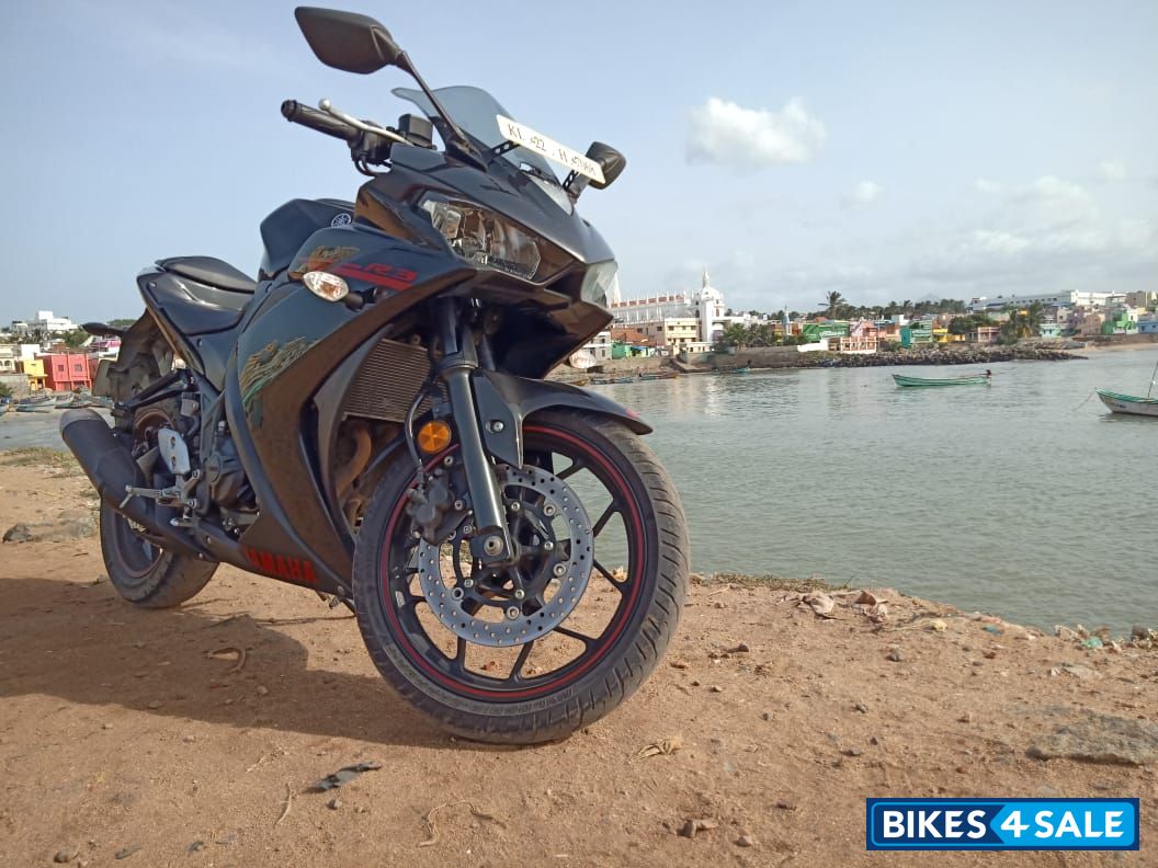 Black Yamaha YZF R3