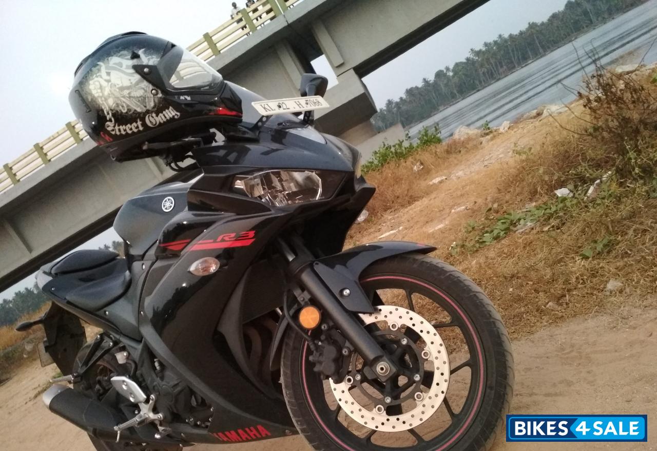 Black Yamaha YZF R3